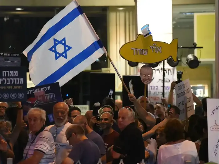 הפגנה נגד השחיתות השלטונית בפתח תקווה, 5 באוגוסט 2017 (ראובן קסטרו) הפגנה נגד השחיתות השלטונית בפתח תקווה, 5 באוגוסט 2017 (ראובן קסטרו)