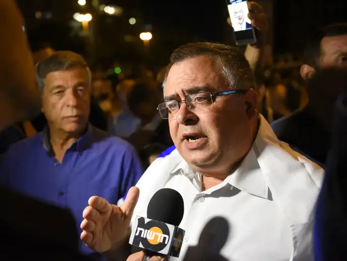 הפגנת נגד להפגנה נגד השחיתות בפתח תקווה שאורגנה על ידי אנשי ליכוד, 5 באוגוסט 2017 (ראובן קסטרו)