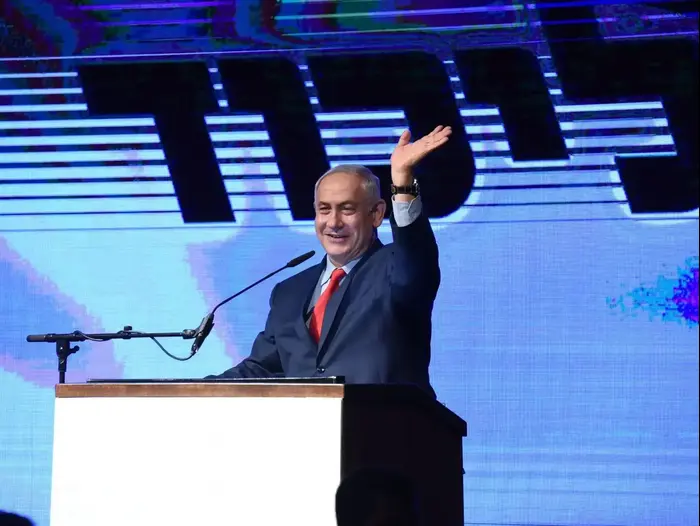 רוה"מ במפגן התמיכה של הליכוד בו בגני התערוכה תל אביב 9 באוגוסט 2017 (מערכת וואלה! NEWS , ראובן קסטרו) רוה"מ במפגן התמיכה של הליכוד בו בגני התערוכה תל אביב 9 באוגוסט 2017 (מערכת וואלה! NEWS , ראובן קסטרו)