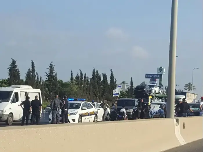 הפגנת הנכים בכביש 2, כביש החוף- חוסמים את הכביש 14 באוגוסט 2017 (מערכת וואלה! , שלומי גבאי)