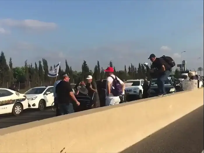 כביש 2 לכיוון צפון נחסם לתנועה בעקבות הפגנת הנכים; "נאפשר מעבר לחולים" (מערכת וואלה! NEWS)