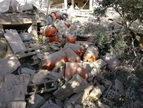 מכלי גז בבית שנחרב בפיצוץ באלקנר (צילום מסך)