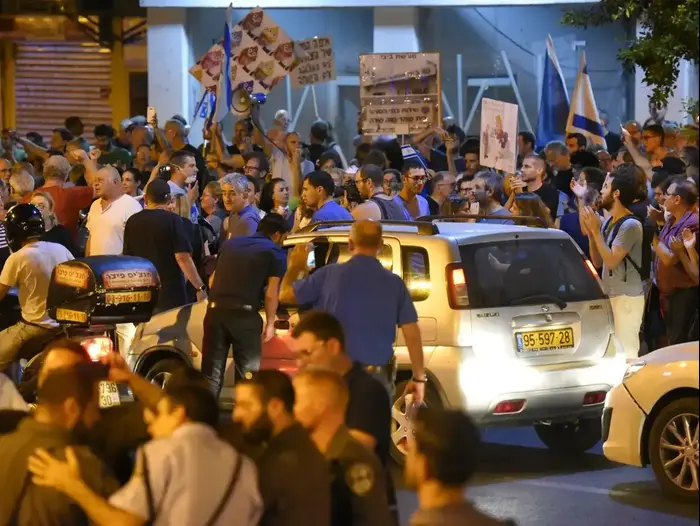 הפגנה נגד היועמ"ש, מול תחנת משטרת פ"ת 19.8.17 (ראובן קסטרו)
