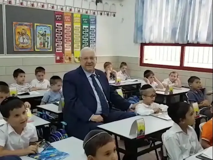 הנשיא ריבלין ביקר ב'תלמוד תורה בוסטון' לרגל פתיחת שנת הלימודים החרדית (מערכת וואלה! NEWS) הנשיא ריבלין ביקר ב'תלמוד תורה בוסטון' לרגל פתיחת שנת הלימודים החרדית (מערכת וואלה! NEWS)