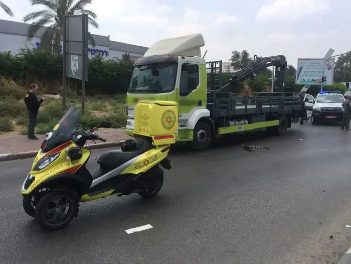 תאונה של ילד שרכב על קורקינט ונפגע ממשאית ברחוב לוחמי בית''ר ברמלה 24.8.17 (מערכת וואלה! NEWS , תיעוד מבצעי מד"א) תאונה של ילד שרכב על קורקינט ונפגע ממשאית ברחוב לוחמי בית''ר ברמלה 24.8.17 (מערכת וואלה! NEWS , תיעוד מבצעי מד"א)