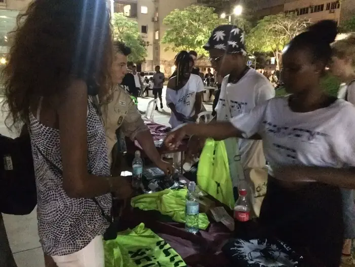 מאות מפגינים בכיכר הבימה לשחרורו של אברה מנגיסטו 3.9.17 (מערכת וואלה! NEWS , מאצ'י הוף) מאות מפגינים בכיכר הבימה לשחרורו של אברה מנגיסטו 3.9.17 (מערכת וואלה! NEWS , מאצ'י הוף)