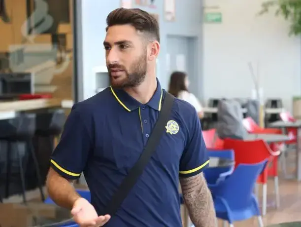 אלירן עטר בשדה התעופה שחקן מכבי תל אביב (אתר רשמי , מכבי תל אביב)