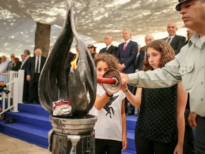 הנכדות של שמעון פרס באזכרה הממלכתית לשמעון פרס ז"ל, הר הרצל, ירושלים 14.9.17 (מערכת וואלה! NEWS , נועם מושקוביץ')