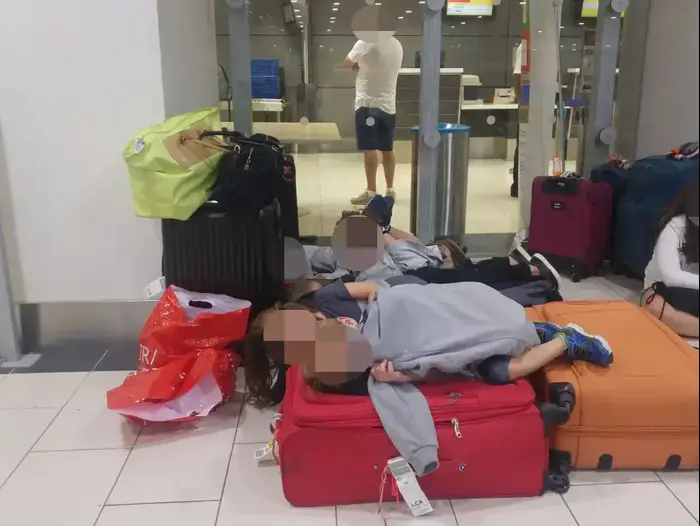 ישראלים שנתקעו בשדה התעופה בקפריסין, 19 בספטמבר 2017 (מערכת וואלה! NEWS , ללא קרדיט) ישראלים שנתקעו בשדה התעופה בקפריסין, 19 בספטמבר 2017 (מערכת וואלה! NEWS , ללא קרדיט)