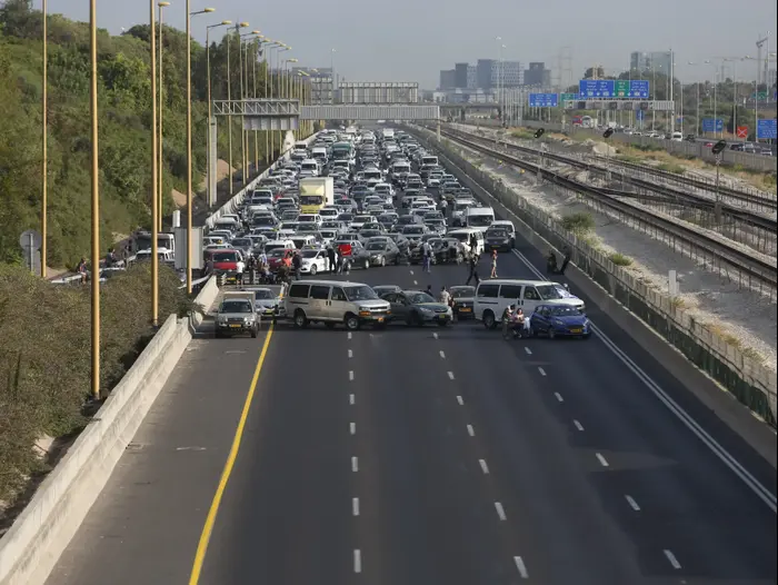 מחאת הנכים: איילון דרום נחסם לתנועה במחלף קק"ל 24.9.17 (מערכת וואלה! NEWS , מוטי מילרוד, הארץ) מחאת הנכים: איילון דרום נחסם לתנועה במחלף קק"ל 24.9.17 (מערכת וואלה! NEWS , מוטי מילרוד, הארץ)