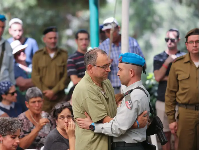 הלווית החייל אבשלום יצחק ערמוני שנהרג בתאונה ברמת הגולן שלשום, הר הרצל, ירושלים 28.9.17 (מערכת וואלה! NEWS , נועם מושקוביץ') הלווית החייל אבשלום יצחק ערמוני שנהרג בתאונה ברמת הגולן שלשום, הר הרצל, ירושלים 28.9.17 (מערכת וואלה! NEWS , נועם מושקוביץ')
