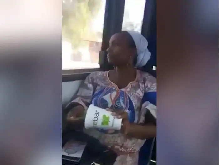 תיעוד: נוסעת באוטובוס בדימונה תקפה נוסעת אחרת, כהת עור: "יש לך ריח של גופה" (מערכת וואלה! NEWS) תיעוד: נוסעת באוטובוס בדימונה תקפה נוסעת אחרת, כהת עור: "יש לך ריח של גופה" (מערכת וואלה! NEWS)