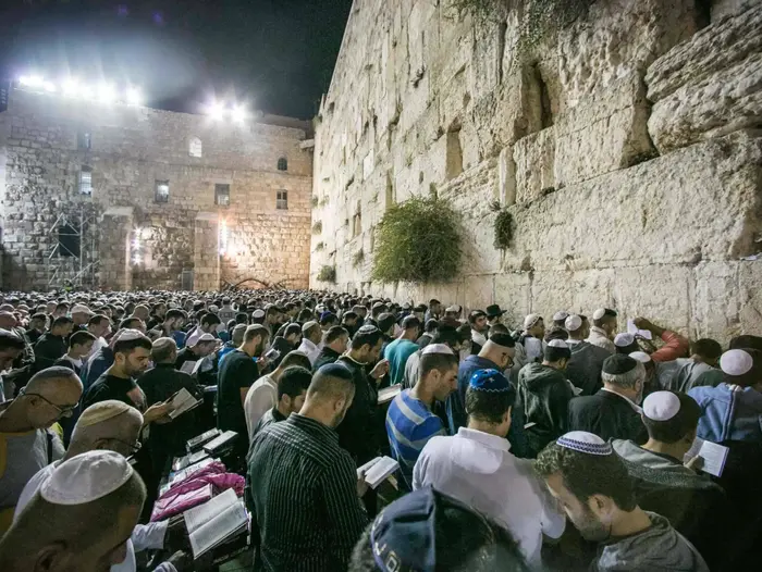 אמירת סליחות בכותל המערבי לקראת יום הכיפורים (מערכת וואלה! NEWS , נועם מושקוביץ) אמירת סליחות בכותל המערבי לקראת יום הכיפורים (מערכת וואלה! NEWS , נועם מושקוביץ)