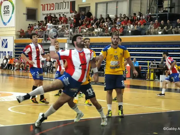 שחקן הפועל ראשון לציון דניאל שקלים (אתר רשמי , גבי אלאלוף) שחקן הפועל ראשון לציון דניאל שקלים (אתר רשמי , גבי אלאלוף)