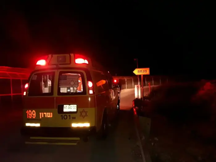 רוכב אופניים בן 15 נפצע קשה מפגיעת רכב בסמוך לגבעת עדה, 8 באוקטובר 2017 (מד"א , תיעוד מבצעי מד"א) רוכב אופניים בן 15 נפצע קשה מפגיעת רכב בסמוך לגבעת עדה, 8 באוקטובר 2017 (מד"א , תיעוד מבצעי מד"א)