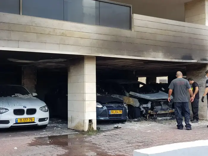 רכב שעלה באש אתמול ברח' השניים בגבעתים (מערכת וואלה! NEWS , דוברות המשטרה) רכב שעלה באש אתמול ברח' השניים בגבעתים (מערכת וואלה! NEWS , דוברות המשטרה)
