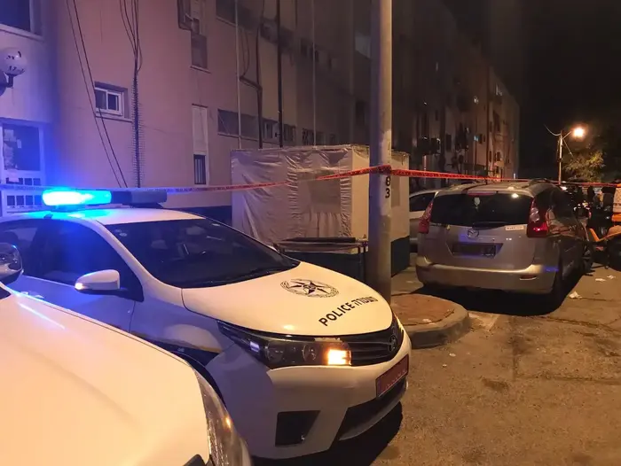 חשד לרצח ברחוב רחבת הר הזיתים בקריית גת. 13 באוקטובר 2017 (חטיבת דובר המשטרה) חשד לרצח ברחוב רחבת הר הזיתים בקריית גת. 13 באוקטובר 2017 (חטיבת דובר המשטרה)