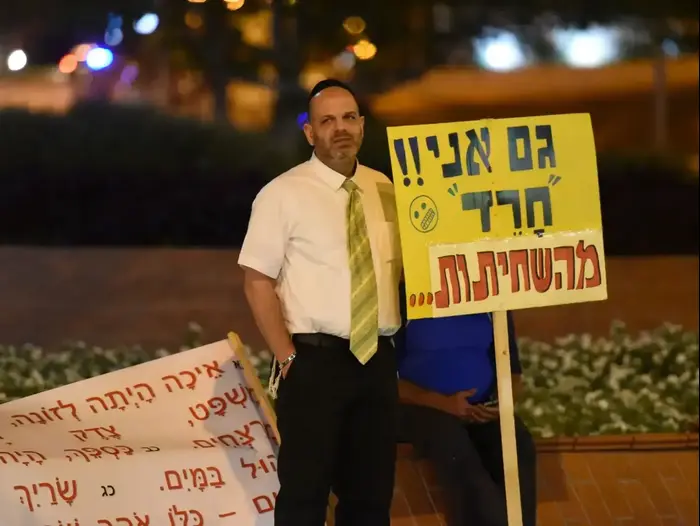 הפגנה ליד ביתו של היועץ המשפטי לממשלה מנדלבליט בפתח תקווה, 14.10.17 (מערכת וואלה! NEWS , ראובן קסטרו) הפגנה ליד ביתו של היועץ המשפטי לממשלה מנדלבליט בפתח תקווה, 14.10.17 (מערכת וואלה! NEWS , ראובן קסטרו)