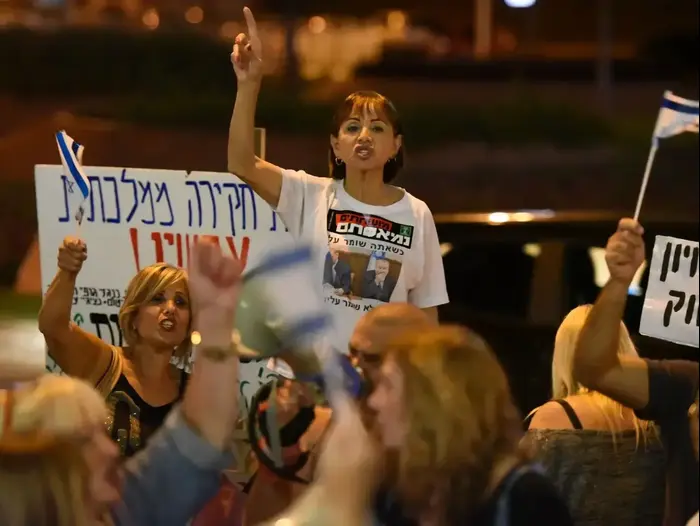 הפגנה ליד ביתו של היועץ המשפטי לממשלה מנדלבליט בפתח תקווה, 14.10.17 (מערכת וואלה! NEWS , ראובן קסטרו) הפגנה ליד ביתו של היועץ המשפטי לממשלה מנדלבליט בפתח תקווה, 14.10.17 (מערכת וואלה! NEWS , ראובן קסטרו)