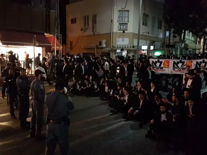 הפגנת חרדים בבני ברק, אוקטובר 2017 (מערכת וואלה! NEWS) הפגנת חרדים בבני ברק, אוקטובר 2017 (מערכת וואלה! NEWS)