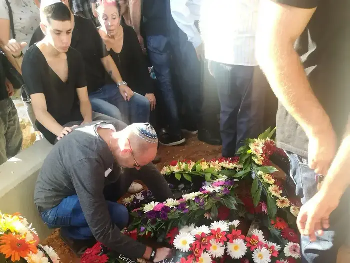 הלוויתה של אורית גור זל שנהרגה בגיאורגיה מנפילה מסוס 17 באוקטובר 2017 (מערכת וואלה! NEWS , אור רביד) הלוויתה של אורית גור זל שנהרגה בגיאורגיה מנפילה מסוס 17 באוקטובר 2017 (מערכת וואלה! NEWS , אור רביד)