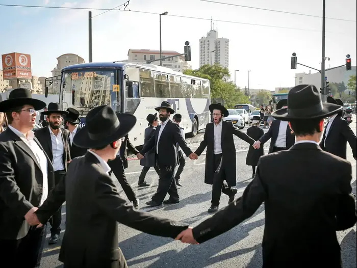 חסימות כבישים בהפגנת חרדים בירושלים 17 באוקטובר 2017 (מערכת וואלה! NEWS , נועם מושקוביץ) חסימות כבישים בהפגנת חרדים בירושלים 17 באוקטובר 2017 (מערכת וואלה! NEWS , נועם מושקוביץ)