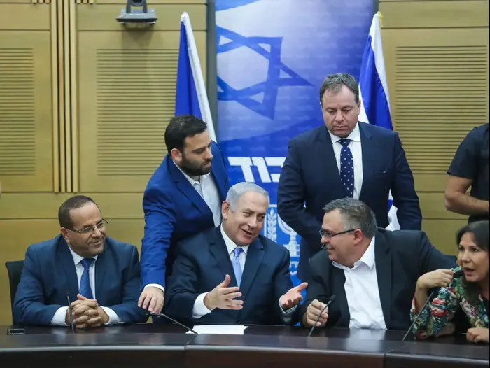 איוב קרא, בנימין נתניהו ודוד ביטן בפתיחת מושב הכנסת מליאה 23 באוקטובר 2017 (מערכת וואלה! NEWS , נועם מושקוביץ) איוב קרא, בנימין נתניהו ודוד ביטן בפתיחת מושב הכנסת מליאה 23 באוקטובר 2017 (מערכת וואלה! NEWS , נועם מושקוביץ)