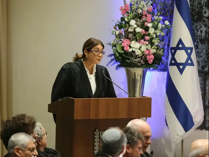 נשיא המדינה משביע את נשיאת בית המשפט העליון הנכנסת אסתר חיות בטקס חגיגי בבית הנשיא 26 באוקטובר 2017 (מערכת וואלה! NEWS , נועם מושקוביץ') נשיא המדינה משביע את נשיאת בית המשפט העליון הנכנסת אסתר חיות בטקס חגיגי בבית הנשיא 26 באוקטובר 2017 (מערכת וואלה! NEWS , נועם מושקוביץ')