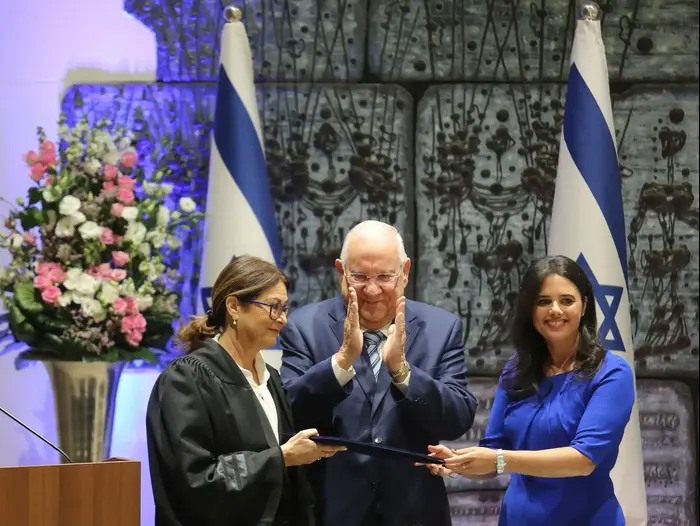 נשיא המדינה משביע את נשיאת בית המשפט העליון הנכנסת אסתר חיות בטקס חגיגי בבית הנשיא 26 באוקטובר 2017 (מערכת וואלה! NEWS , נועם מושקוביץ) נשיא המדינה משביע את נשיאת בית המשפט העליון הנכנסת אסתר חיות בטקס חגיגי בבית הנשיא 26 באוקטובר 2017 (מערכת וואלה! NEWS , נועם מושקוביץ)