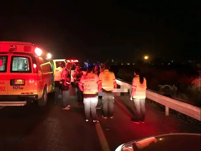 זירת התאונה בה רוכב אופניים נפגע מרכב בכביש 42 מכפר הנגיד לכיוון יבנה 9 בנובמבר 2017 (מערכת וואלה! NEWS , רז יצחקי תיעוד מבצעי מד"א) זירת התאונה בה רוכב אופניים נפגע מרכב בכביש 42 מכפר הנגיד לכיוון יבנה 9 בנובמבר 2017 (מערכת וואלה! NEWS , רז יצחקי תיעוד מבצעי מד"א)