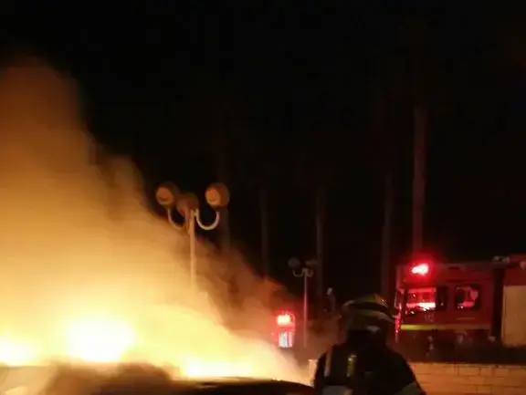 שריפת 7 כלי רכב פרטיים שחנו בסמוך זה לזה, ברחוב שזר בעיר נהריה (מערכת וואלה! NEWS , -) שריפת 7 כלי רכב פרטיים שחנו בסמוך זה לזה, ברחוב שזר בעיר נהריה (מערכת וואלה! NEWS , -)