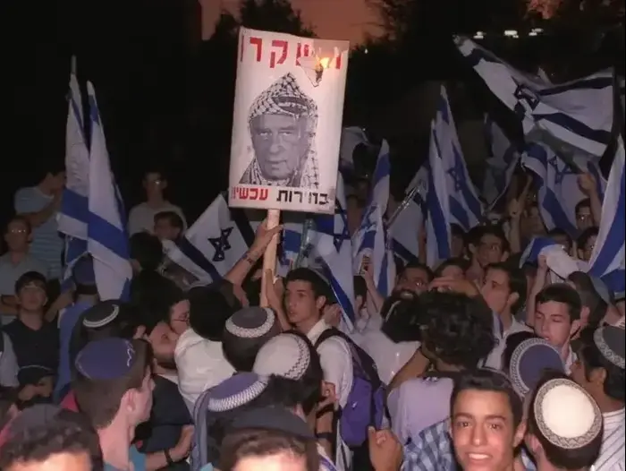שלט של רבין עם כאפיה (מערכת וואלה! NEWS , אבי אוחיון, לע"מ) שלט של רבין עם כאפיה (מערכת וואלה! NEWS , אבי אוחיון, לע"מ)