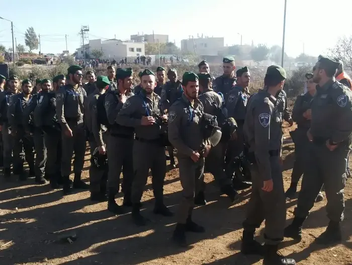 כוחות הביטחון מפנים את מבנה הנגריה במאחז נתיב האבות (מערכת וואלה! NEWS , מטה המאבק בנתיב האבות) כוחות הביטחון מפנים את מבנה הנגריה במאחז נתיב האבות (מערכת וואלה! NEWS , מטה המאבק בנתיב האבות)