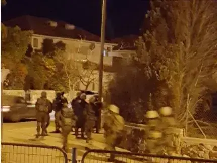 כוחות סורקים בערד אחרי פיגוע הדקירה שבו נהרג חייל, דצמבר 2017 (מערכת וואלה! NEWS , ללא קרדיט)