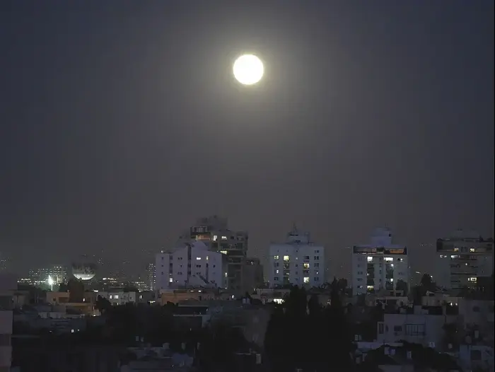סופר מון בשמי תל אביב, 3 בדצמבר 2017 (ראובן קסטרו)
