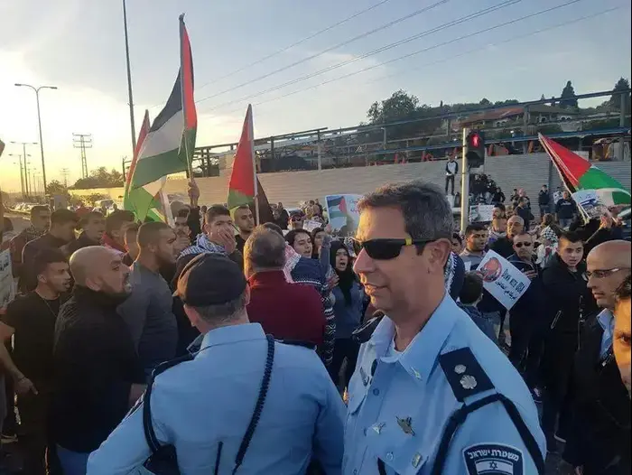עימותים בעקבות החלטת טראמפ על הכרזת ירושלים כעיר הבירה של ישראל, ואדי ערה, 9 בדצמבר 2017 (צילום מסך , טוויטר) עימותים בעקבות החלטת טראמפ על הכרזת ירושלים כעיר הבירה של ישראל, ואדי ערה, 9 בדצמבר 2017 (צילום מסך , טוויטר)