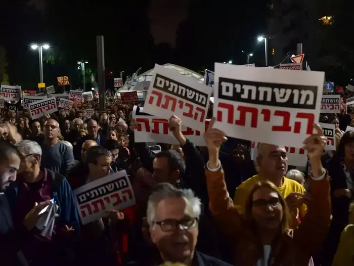 מפגינים נגד השחיתות, כיכר הבימה, תל אביב, 23 בדצמבר 2017 (ניב אהרונסון) מפגינים נגד השחיתות, כיכר הבימה, תל אביב, 23 בדצמבר 2017 (ניב אהרונסון)