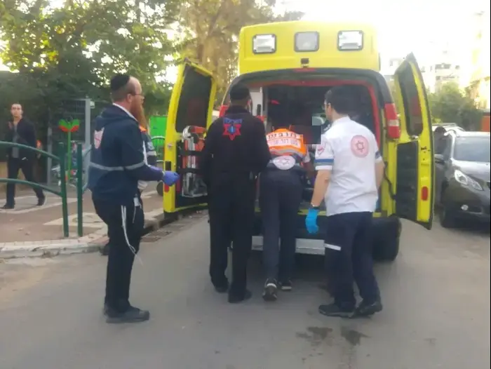 זירת ניסיון חטיפת נשק ברמת גן ברחוב באר אורה, המאבטח נפצע (מד"א , עוזי פרלמוטר, תיעוד מבצעי מד"א) זירת ניסיון חטיפת נשק ברמת גן ברחוב באר אורה, המאבטח נפצע (מד"א , עוזי פרלמוטר, תיעוד מבצעי מד"א)