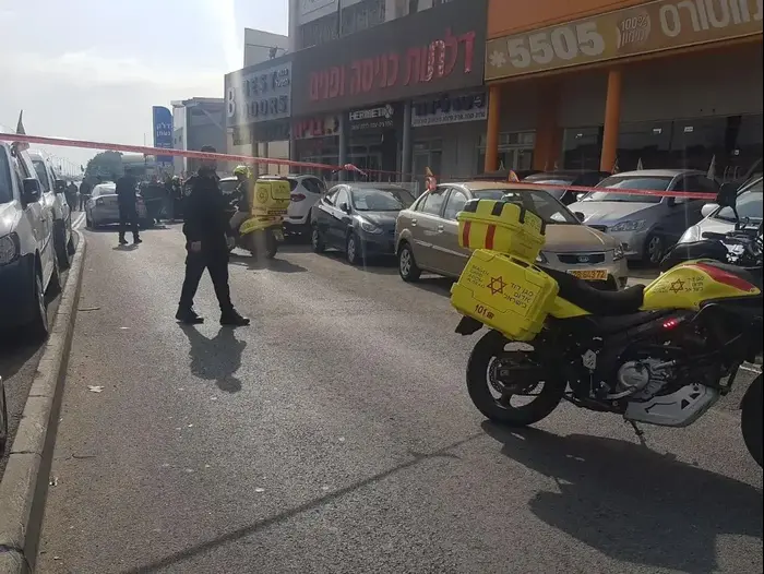 זירת האירוע של פצוע ירי כבן 40 במצב קשה, אזור תעשייה נעמן, עכו, 31 בדצמבר 2017 (מד"א) זירת האירוע של פצוע ירי כבן 40 במצב קשה, אזור תעשייה נעמן, עכו, 31 בדצמבר 2017 (מד"א)