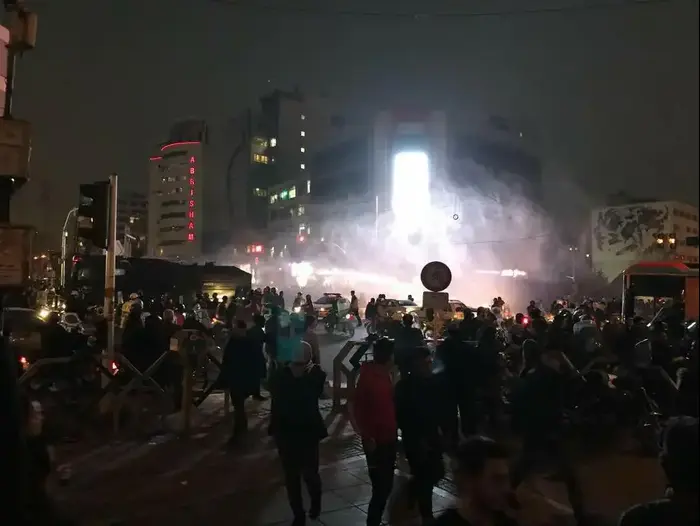 מפגינים מפוזרים על ידי המשטרה בטהראן, איראן, 31 בדצמבר 2017 (צילום מסך , טוויטר)