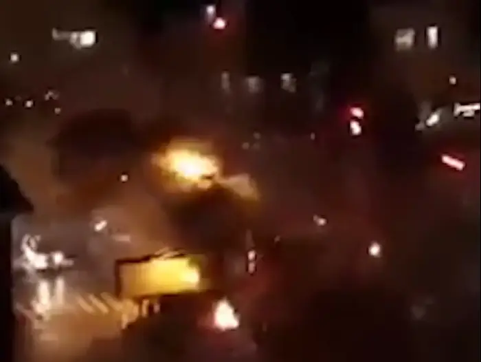 תחנת משטרה הוצתה בכרמאנשאה; מפגין ירה למוות בשוטר ופצע שלושה (מערכת וואלה! NEWS , צילום: טוויטר, רויטרס, עריכה: יוסי אלטר)