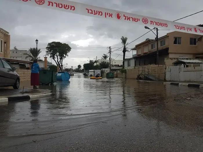 חסימת רחוב בשכונת טירת צבי בבית שאן בשל הצפה, 5 בינואר 2018 (מערכת וואלה! NEWS , לירן רביב)