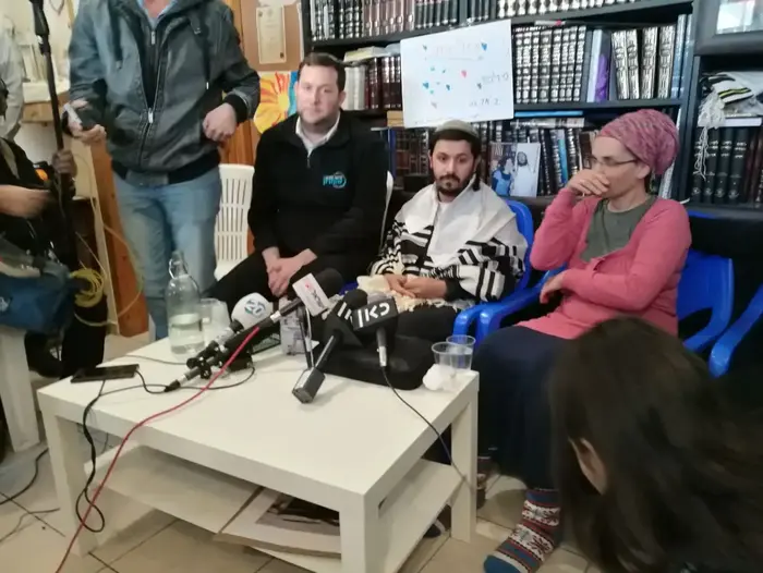 יעל ומתניה שבח בהצהרה לתקשורת יום למחרת הלווייתו של רזיאל שבח בחוות גלעד, יחד עם ראש המועצה האזורית שומרון יוסי דגן, 11 בינואר 2018 (מערכת וואלה! NEWS , אמרי לוי סדן) יעל ומתניה שבח בהצהרה לתקשורת יום למחרת הלווייתו של רזיאל שבח בחוות גלעד, יחד עם ראש המועצה האזורית שומרון יוסי דגן, 11 בינואר 2018 (מערכת וואלה! NEWS , אמרי לוי סדן)