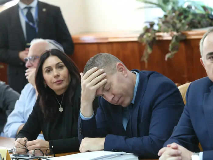 מירי רגב וגלעד ארדן, ישיבת ממשלה מספר 128, תקציב המדינה לשנת 2019, 10 בינואר 2018 (מערכת וואלה! NEWS , אלכס קולמויסקי, ידיעות אחרונות) מירי רגב וגלעד ארדן, ישיבת ממשלה מספר 128, תקציב המדינה לשנת 2019, 10 בינואר 2018 (מערכת וואלה! NEWS , אלכס קולמויסקי, ידיעות אחרונות)