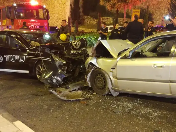 זירת תאונת הדרכים לאחר מרדף משטרתי בדרך נחל הגיבורים, חיפה, 13 בינואר 2018 (מערכת וואלה! NEWS , טל הרוש, רדיו חיפה) זירת תאונת הדרכים לאחר מרדף משטרתי בדרך נחל הגיבורים, חיפה, 13 בינואר 2018 (מערכת וואלה! NEWS , טל הרוש, רדיו חיפה)