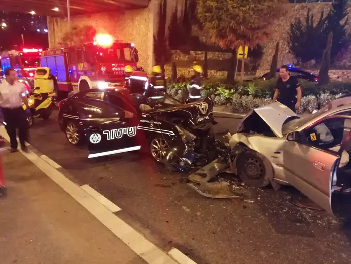 זירת תאונת הדרכים לאחר מרדף משטרתי בדרך נחל הגיבורים, חיפה, 13 בינואר 2018 (מערכת וואלה! NEWS , דוברות מד"א כרמל) זירת תאונת הדרכים לאחר מרדף משטרתי בדרך נחל הגיבורים, חיפה, 13 בינואר 2018 (מערכת וואלה! NEWS , דוברות מד"א כרמל)