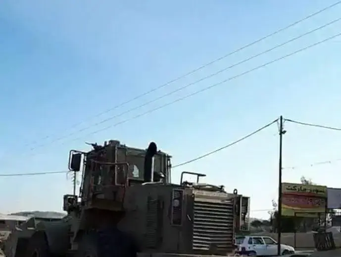 כלי הנדסי של צה"ל בכניסה לכפר בורקין שליד ג'נין (מערכת וואלה! NEWS , צילום מסך) כלי הנדסי של צה"ל בכניסה לכפר בורקין שליד ג'נין (מערכת וואלה! NEWS , צילום מסך)