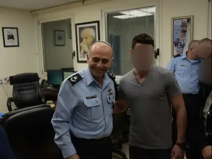 מפגש בין ממז ת"א לסוכן א והענקת תעודת שוטר ואקדח משטרתי, 12 בפברואר 2018 (חטיבת דובר המשטרה) מפגש בין ממז ת"א לסוכן א והענקת תעודת שוטר ואקדח משטרתי, 12 בפברואר 2018 (חטיבת דובר המשטרה)