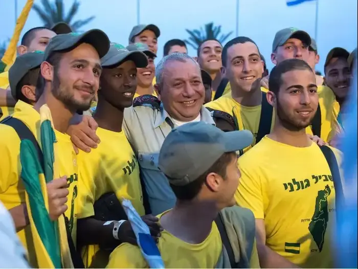 גדי איזנקוט וחיילי חטיבת גולני (מערכת וואלה! NEWS , דובר צה"ל) גדי איזנקוט וחיילי חטיבת גולני (מערכת וואלה! NEWS , דובר צה"ל)