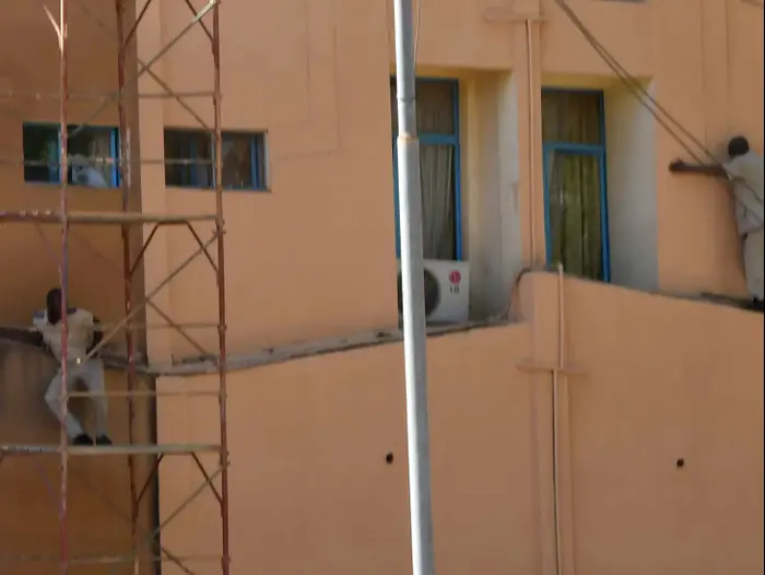 אנשים בורחים ממבנה מפקדת הצבא בוואגאדוגו בירת בורקינה פאסו ב-2 במרץ 2018 (רויטרס) אנשים בורחים ממבנה מפקדת הצבא בוואגאדוגו בירת בורקינה פאסו ב-2 במרץ 2018 (רויטרס)
